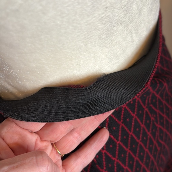 Hotness women’s knitted black with red detail skirt! - Picture 5 of 7